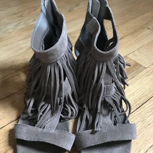 Grey side fringe wedges